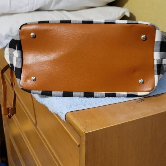NWOT white/ black plaid tote,  leather handles and bottom - Picture 3 of 3